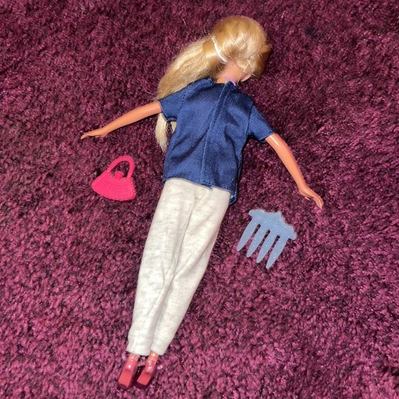 Barbie Doll with blonde hair, NY shirt & sweatpants, purse, necklace & hair comb - Picture 8 of 8